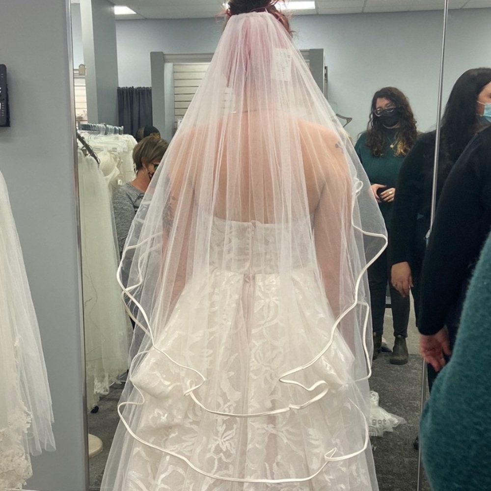 NWT David’s Bridal two tier satin edge mid-length veil